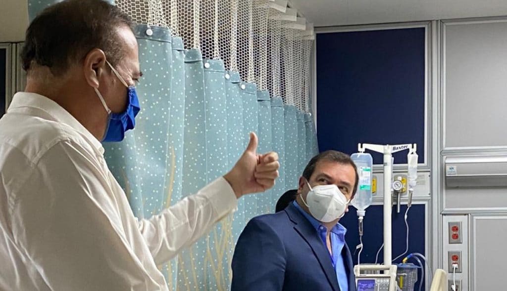 González-Cruz-y-Ayón-Monsalve-visitan-al-oficial-Saenz-en-hospital