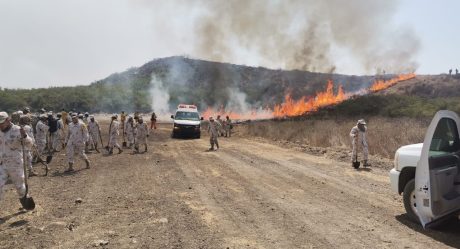 Evacúan 20 niños de casa hogar cercana a los incendios en Rosarito