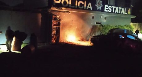 Explota automóvil afuera de base policial