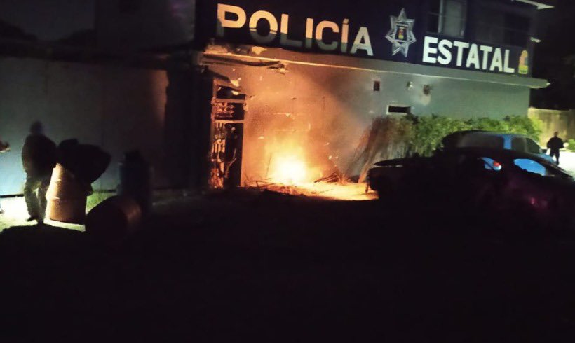 explota-automovil-afuera-de-base-policial