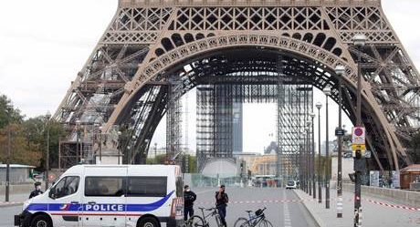 Evacúan Torre Eiffel por amenaza de bomba