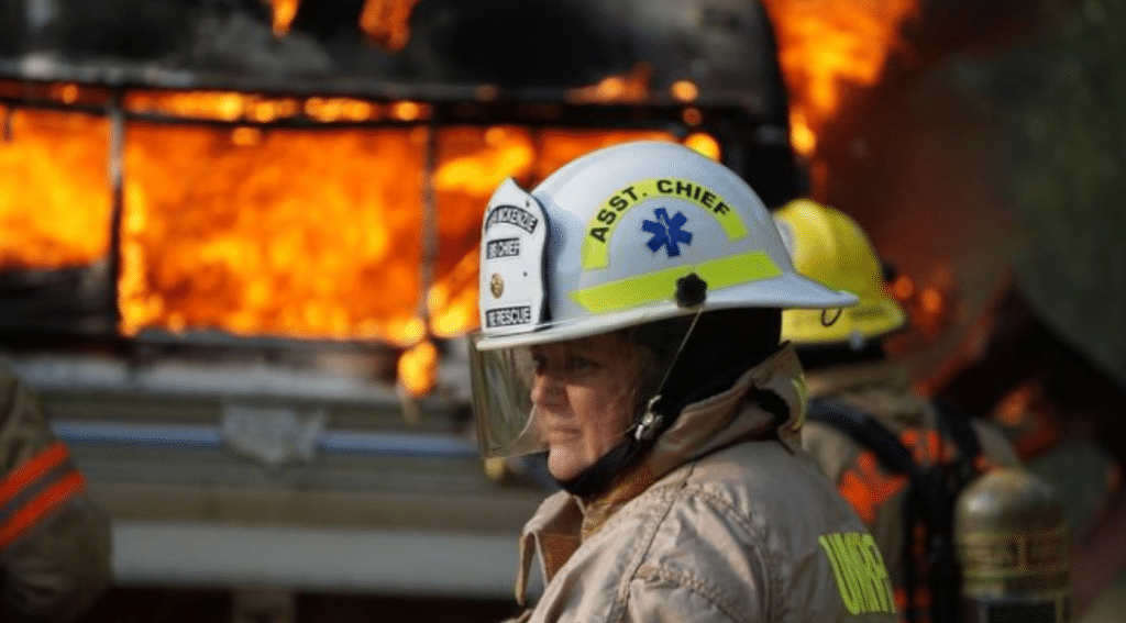 jefa-de-bomberos-pierde-su-vivienda-mientras-luchaba-contra-incendio