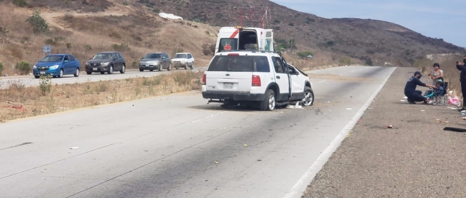 pierde-el-control-y-vuelca-en-auto-con-varios-ninos