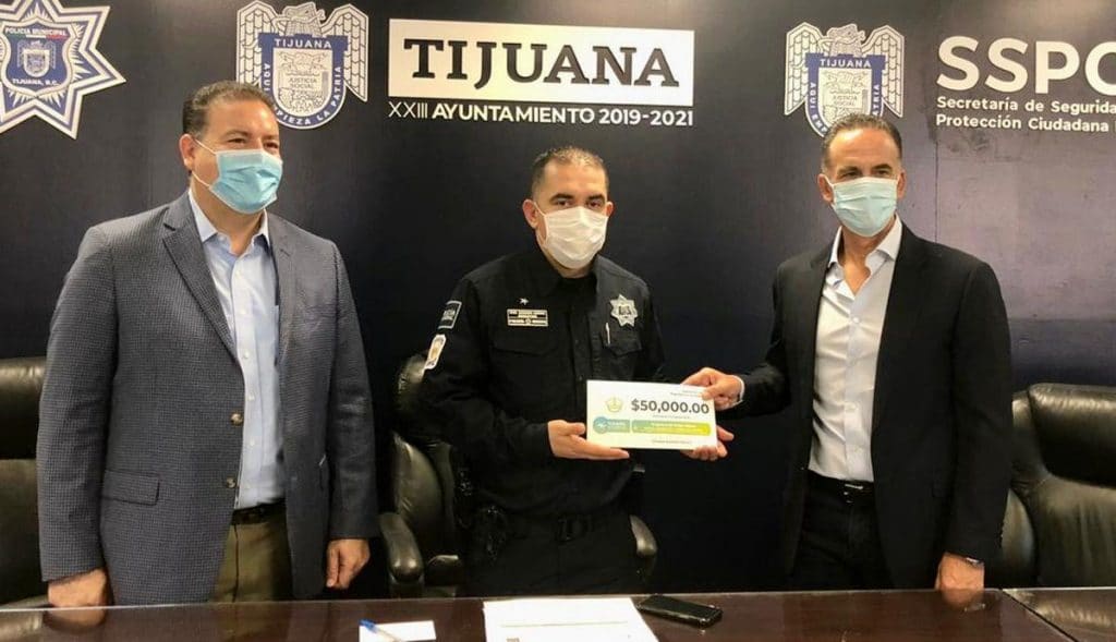 Patronato-de-Tijuana-Agradecida-apoya-a-policías-para-cursar-la-prepa