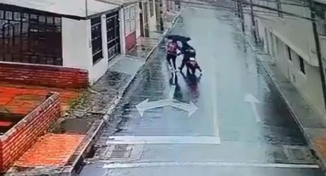 VIDEO: Motociclista violenta sexualmente a joven en vía pública