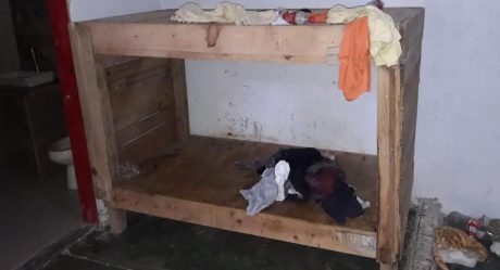 Hallan a abuelito en caja de madera; su hija lo encerró