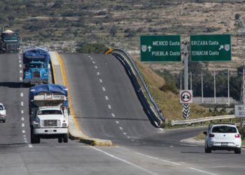 Prohíben-a-automovilistas-usar-el-celular-en-carreteras-del-país