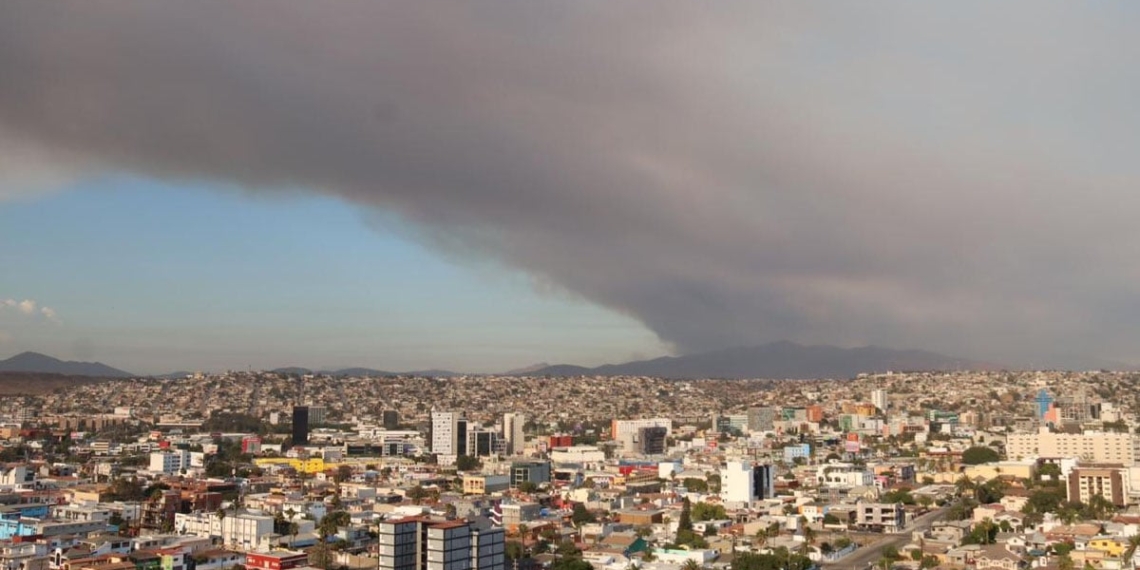 Alerta-por-contaminación-y-ceniza-en-Tijuana-tras-incendio-en-SD