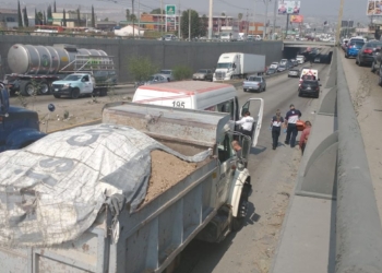 Choque-por-alcance-entre-camión-y-taxi