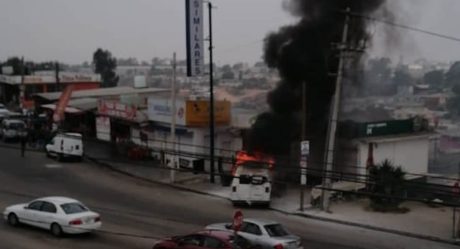 Conductor pierde el control, choca contra locales y se incendia