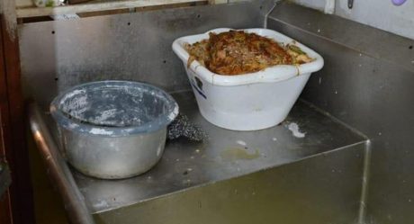 FOTOS: Hallan grasa en el piso y comida resguardada en restaurante