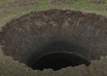 VIDEO-Hallan-cráter-de-grandes-dimensiones-en-medio-de-tundra