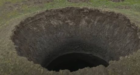 VIDEO: Hallan cráter de grandes dimensiones en medio de tundra
