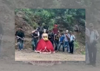 VIDEO-Quinceañera-posa-en-foto-con-decena-de-sicarios