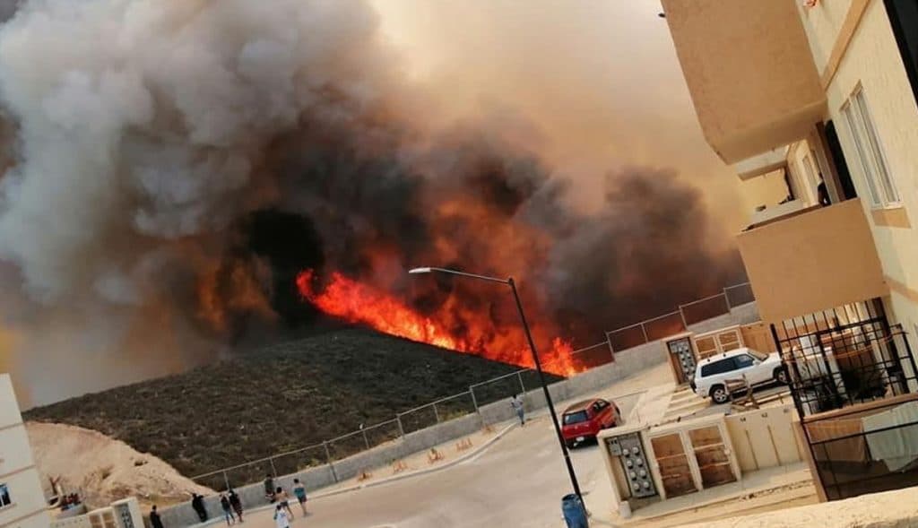 VIDEO-Fuerte-incendio-en-pastizal-amenaza-viviendas