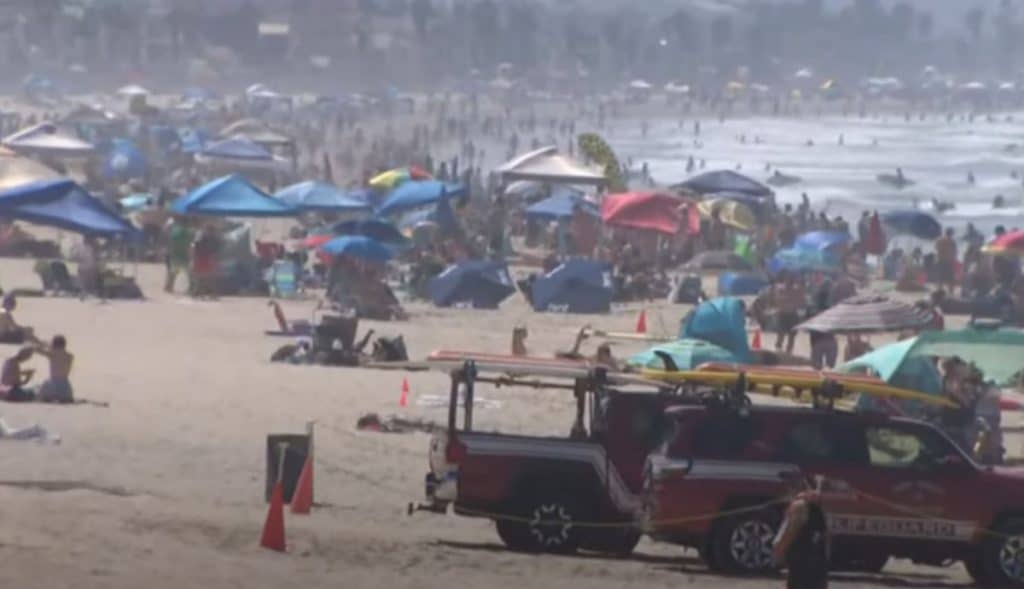 VIDEO-Abarrotan-playas-ante-ola-de-calor