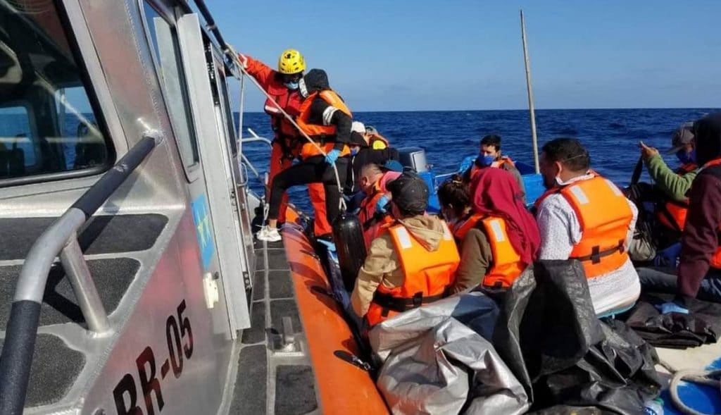 Rescatan-a-15-personas-a-bordo-de-embarcación-a-la-deriva