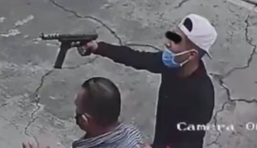 VIDEO-Roban-pick-up-con-metralleta-en-mano