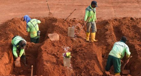 No usan cubrebocas y cavan tumbas para víctimas por Covid-19