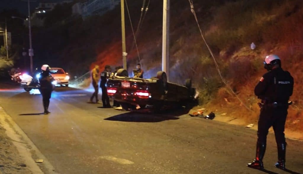 Vuelca-auto-con-adulta-mayor-a-bordo-sufrió-un-paro