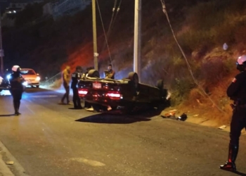 Vuelca-auto-con-adulta-mayor-a-bordo-sufrió-un-paro