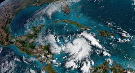 Emiten alerta roja por huracán Delta en Quintana Roo