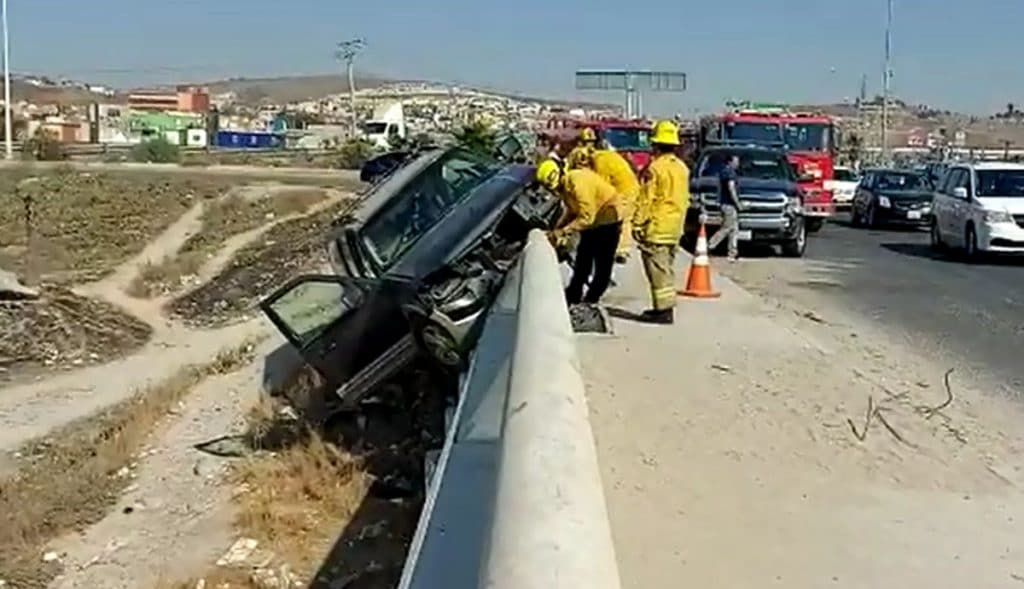 Camioneta-choca-contra-muro-y-queda-colgada