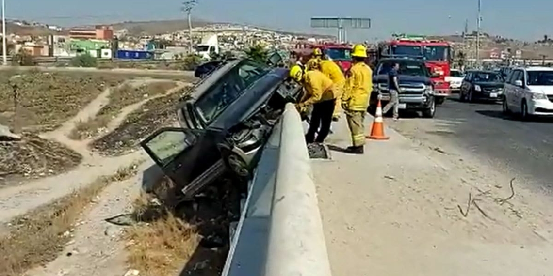 Camioneta-choca-contra-muro-y-queda-colgada