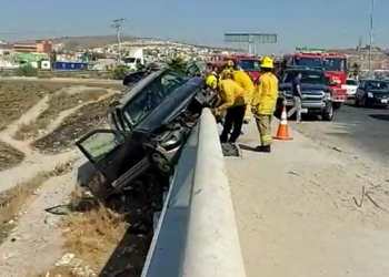 Camioneta-choca-contra-muro-y-queda-colgada