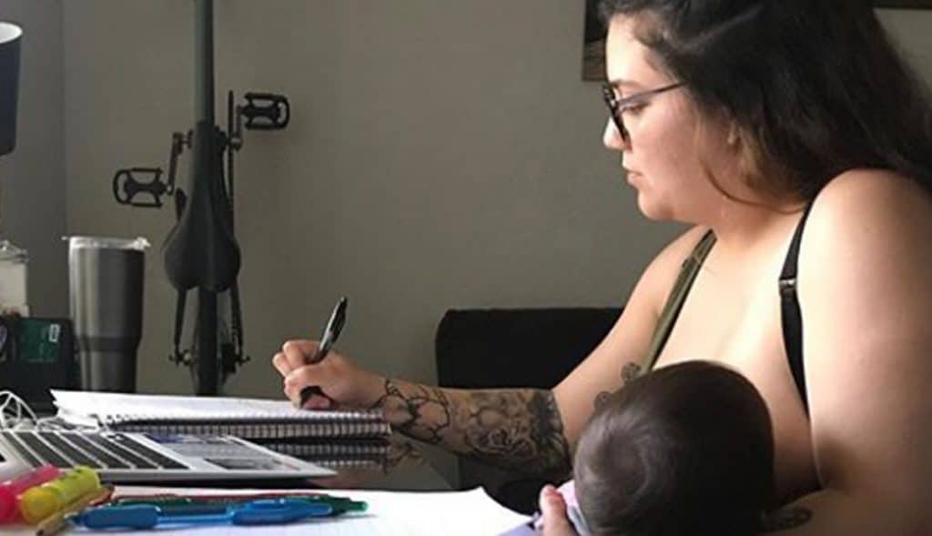 Profesor-prohíbe-a-alumna-amamantar-a-bebé-en-clase-en-línea