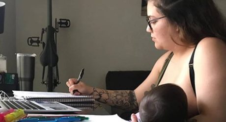 Profesor prohíbe a alumna amamantar a bebé en clase en línea
