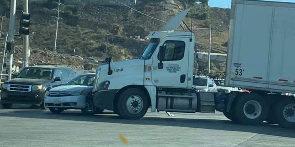 Tráiler-choca-contra-auto