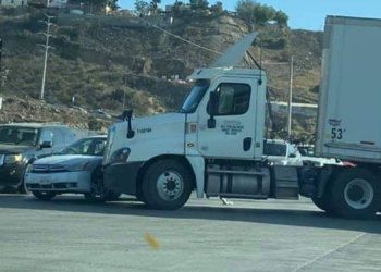 Tráiler-choca-contra-auto