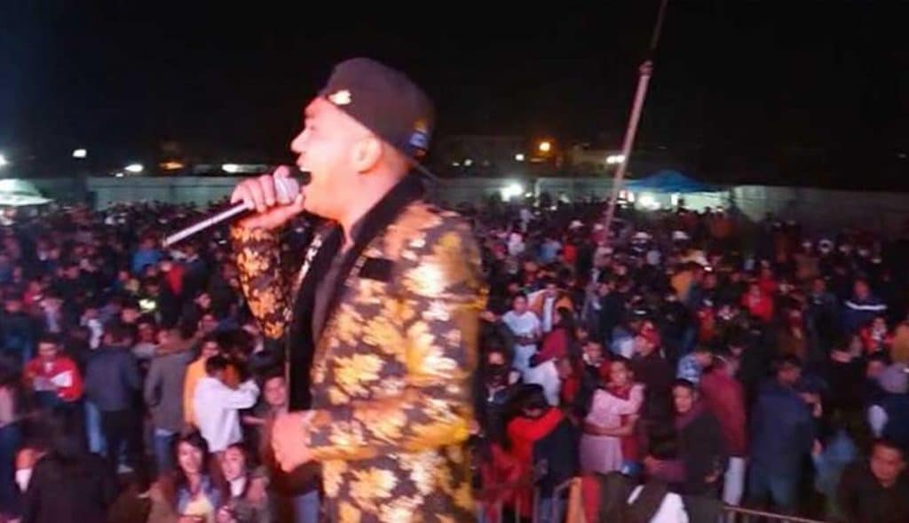 VIDEO-Sin-miedo-al-Covid-19-asisten-a-mega-baile-con-bandas