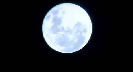 EN VIVO: La luna azul brilla en noche de Halloween