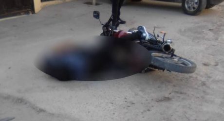 Matan a joven a bordo de motocicleta