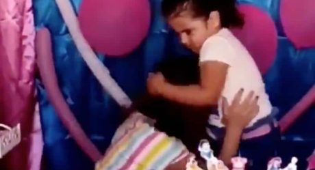 VIDEO: Hermanas pelean por la velita del pastel