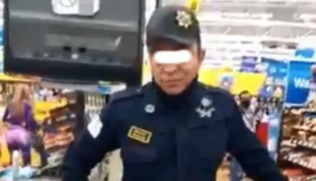 VIDEO-Descubren-a-policía-robando-en-Walmart