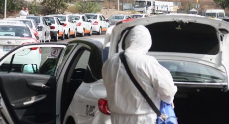 Transportistas de la garita San Ysidro sanitizan unidades