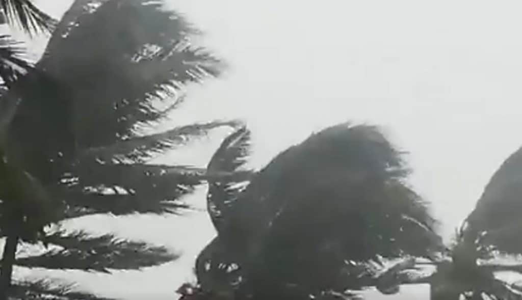 VIDEO-Megatifón-toca-tierra-y-azota-con-vientos-catastróficos