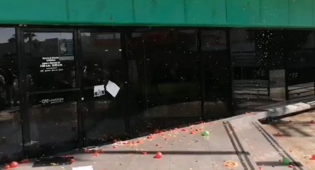 VIDEO: Se manifiestan a tomatazos en Comisión Federal de Electricidad