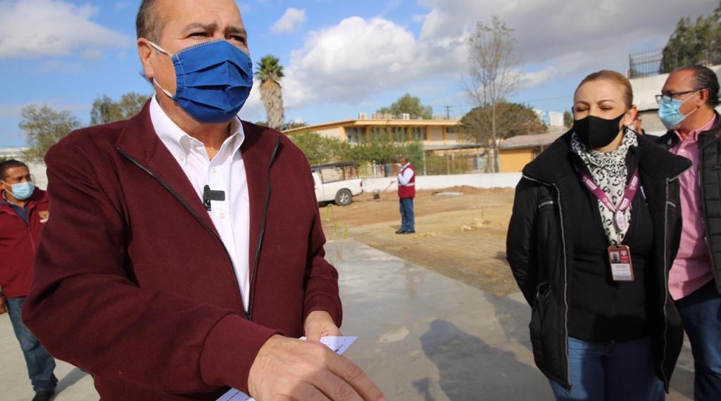 arturo-gonzalez-supervisa-construccion-de-cancha-en-primaria-20-de-noviembre