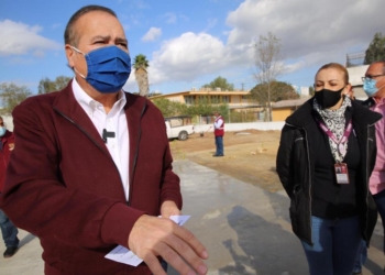 arturo-gonzalez-supervisa-construccion-de-cancha-en-primaria-20-de-noviembre