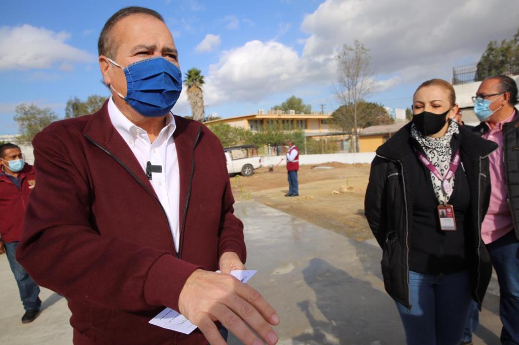 arturo-gonzalez-supervisa-construccion-de-cancha-en-primaria-20-de-noviembre