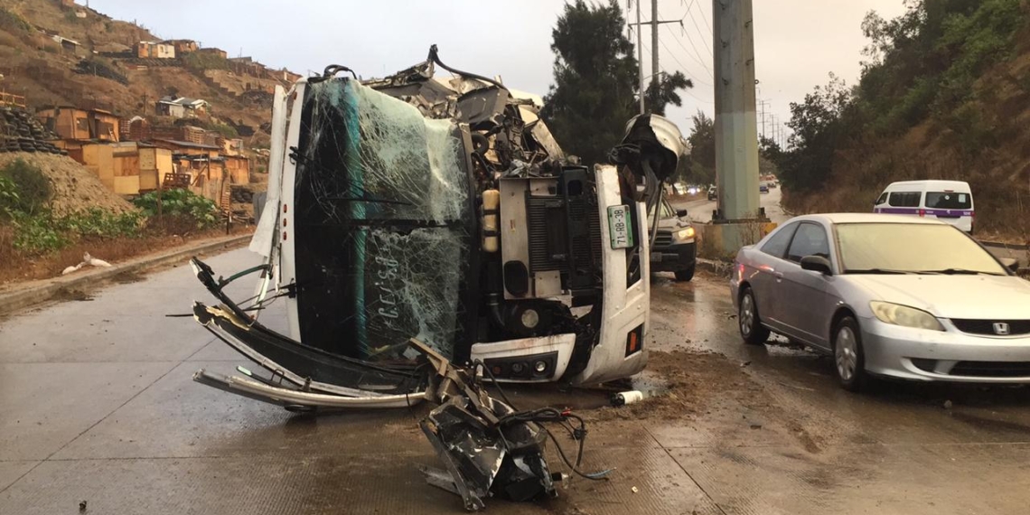 camion-turistico-pierde-el-control-y-vuelca