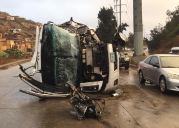 camion-turistico-pierde-el-control-y-vuelca