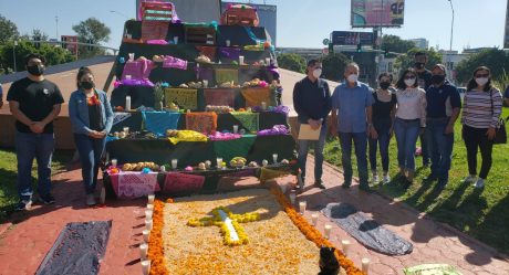 Dedican altar a muertos por violencia y covid en Baja California