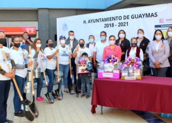 alcaldesa-de-guaymas-dona-palas-y-cubetas-a-mujeres-para-que-busquen-desaparecidos