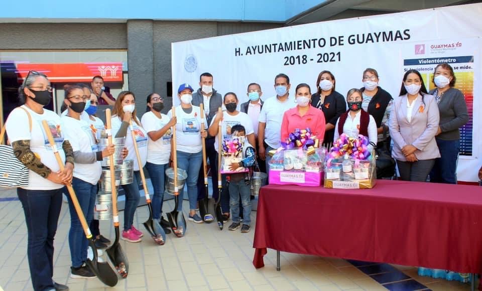 alcaldesa-de-guaymas-dona-palas-y-cubetas-a-mujeres-para-que-busquen-desaparecidos