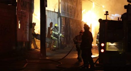 Se incendia recicladora en Rosarito; encuentran cuerpo calcinado